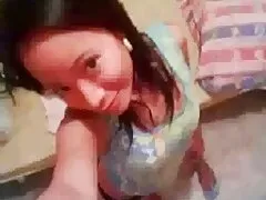 カーメラのブーツは、ソファの上で犯されています。 女性 の ため アダルト