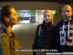 油を塗ったレズビアン吸いますの床 女子 の ため av