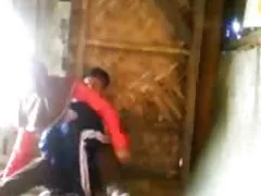男性は優しさなしで彼女を行かせません。 女の子 の ため の セックス 動画
